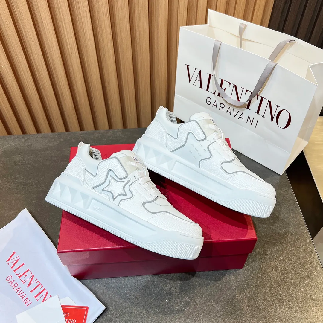 👟👟Ex-factory price 660👟👟 𝑽𝒂𝒍𝒆𝒏𝒕𝒊𝒏𝒐Valentino 𝑶𝒏𝒆𝑺𝒕𝒖𝒅 Couple casual sports shoes series Valentino 2024 new couple sports shoes are on sale. The original ZP was purchased and dismantled. Repeated pattern making and modification. I tried my best to restore it one to one! Top luxury masterpiece Signature five-pointed star design Soft and comfortable genuine leather with contrasting colors brings excellent and elegant texture and excellent on-foot comfort Top purchasing version upper: imported calfskin surface/original oil edge craftsmanship Outsole: original development 𝐓𝐏𝐔 two-color combination outsole Packaging: original configuration complete package Code number: 34-𝟒𝟓